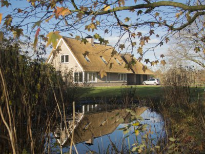 afbeelding van Nieuw rieten dak afgewerkt met nokvorsten in Zwiggelte

Omschrijving werkzaamheden:
In Zwiggelte (gemeente Midden Drenthe) hebben we een nieuwbouw woning voorzien van rieten dak met nokvorsten. Ook de aangebouwde garage is voorzien van riet en afgewerkt met nokvorsten.

Locatie: Zwiggelte
Provincie: Midden Drenthe
Gemeente: Coevorden